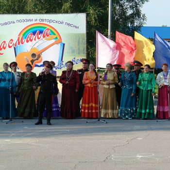 Выступает Павловский казачий хор